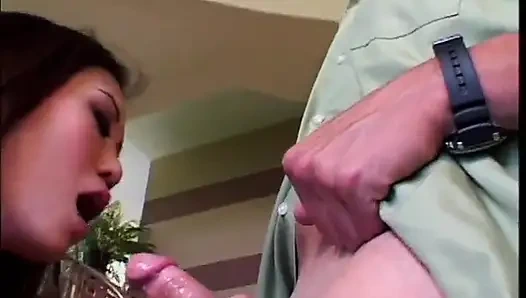 Asyalı büyük memeli nostaljik amcık büyük yarak emiyor