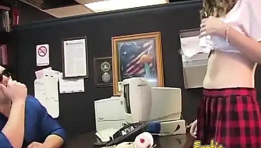 İnce esmer minx şişman bir delikanlıyı seks ayaklarına boşaltıyor