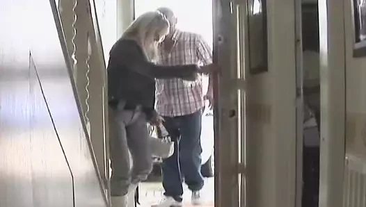 Çarpıcı karısının büyük zenci yarağı tarafından sikilmesini sağlıyor