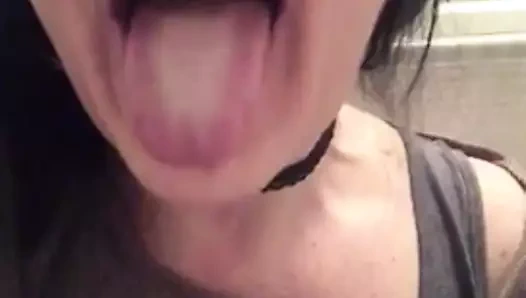 Penny kendi sidiğini içiyor ve kendini ıslatıyor