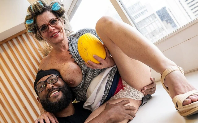 Olgun göt sebze tedarikçisi tarafından sikiliyor