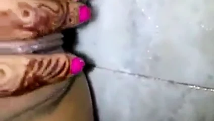 Sudanlı kadın güzel kedi ile oyun