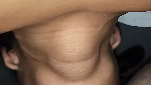 Ağzına işiyor ve boşalana kadar boğazına sokuyor