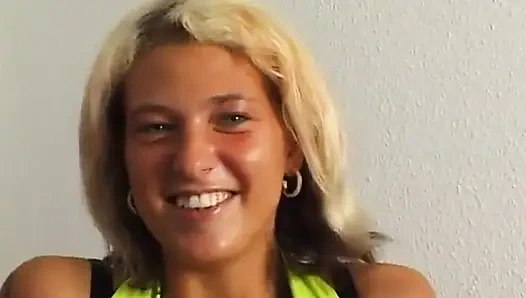 Küçük memeli sarışın fahişe oyuncu seçmelerinde amını parmaklıyor