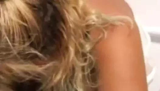 Sarışın tatlı turta sakso çekiyor