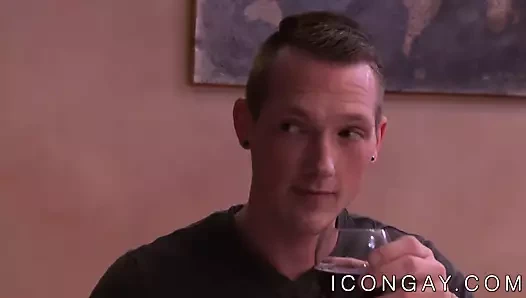 Yakışıklı olgun homoseksüel anüsten sikikleri genç hunky homo