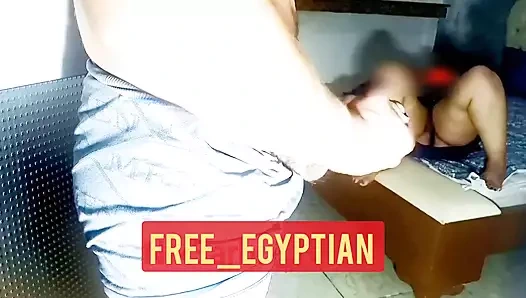 Port Said'den Mısır, üvey annesini mastürbasyon yaparken filme alıyor, bu yüzden büyük yarağını durduruyor ve 69 yapıyor ve onu sikiyor