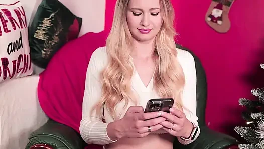 Noel ağacının yanında bir güzellik inliyor