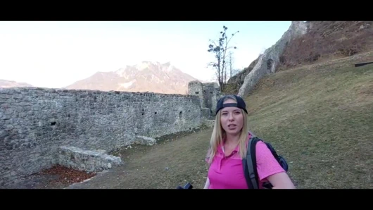 Yakaladı! Dağlarda yürüyüş yaparken yabancılar tarafından tanınıyor! Şimdi zaten bir kalede sikişiyorum!