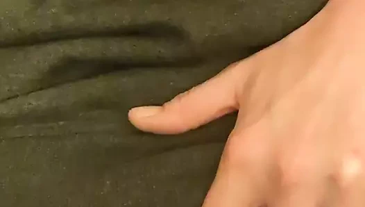 Azriel kalça itme orgazmı ile ayaktayken sert ereksiyonlu klitorisini sikiyor