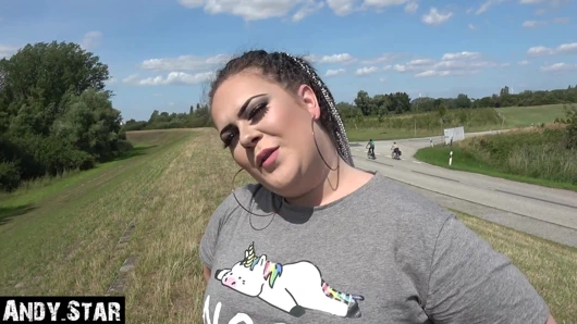 Hamburg, Almanya'dan tombul kız dışarıda sikiliyor. ağızda cumshot