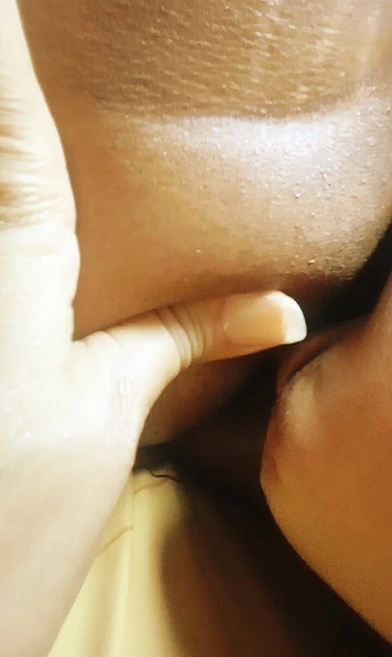 Gerçek evli kadın itaatkar kocasını 3 parmak genişletmeye hazırlıyor