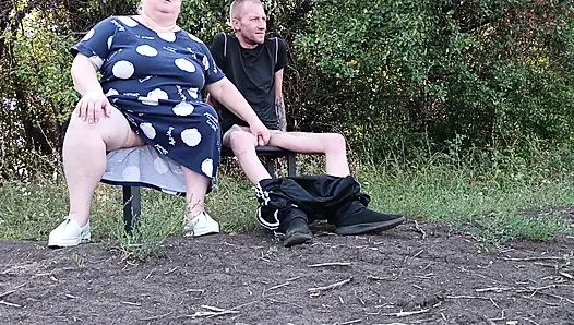 Halka açık bir parkta bir komşu ben boşalana kadar sikimi sıvazlıyor