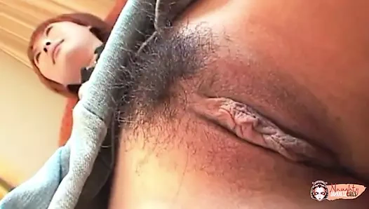 Hizmetçi kostümü içinde kızıl saçlı Asyalı marina igawa kıllı amını siktiriyor ve boşaltıyor