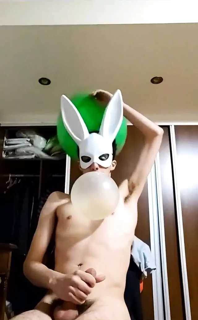 Bunny looner yayında mastürbasyon yaparken büyük balonlar patlatıyor