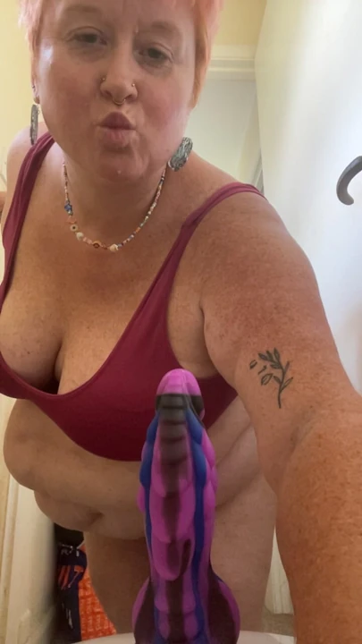 Ejderha yarağına biniyor dildo