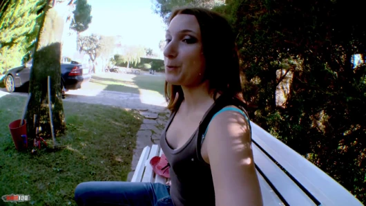 Genç bahçıvan el arabasıyla sikiliyor