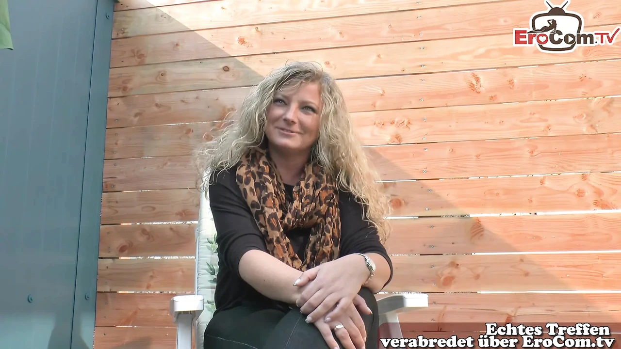 Duitse volwassen buurman masturbeert in de tuin tot het klaarkomen