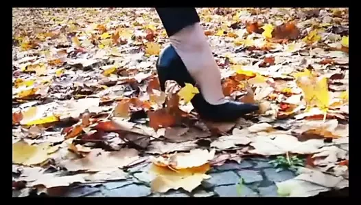 Louboutin yüksek topuklu ayakkabılar yani Kate sallanıyor ve yürüyor.