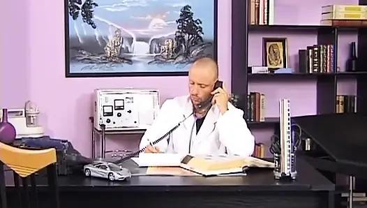 Azgın olgun hemşire doktor hastasını derinden boşaltıyor