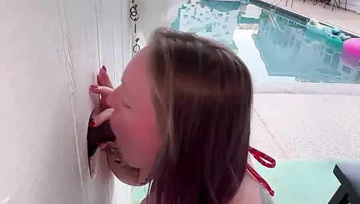 Havuzun yanında dışarıda dölleme deliği