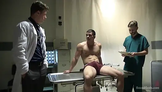 Hasta ve hemşire sadist doktor ve 10 inçlik yarağı tarafından hırpalanıyor ve götten sikiliyor