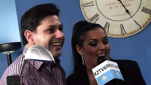 Adam ve seksi bir hatun röportaj yaparken müşterileriyle televizyondan sikişiyor