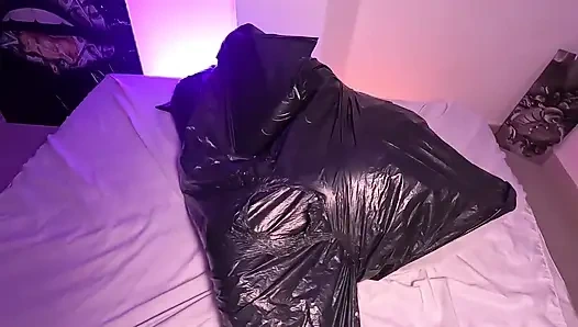 Çöp torbasındaki kız nefesiyle oynuyor