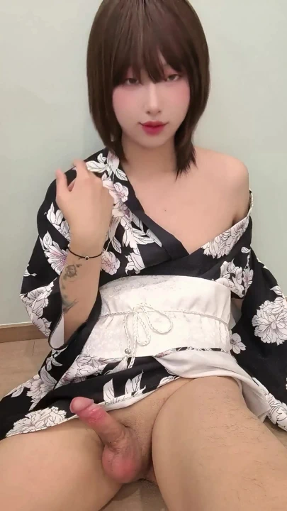 Süper güzel Asyalı ladyboy büyük yarağını oynuyor, büyük yarağına hizmet edecek misin? | Klip 1