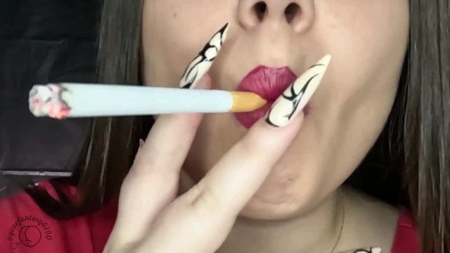 Kırmızı ruj tüten büyük kabarık sigaralar