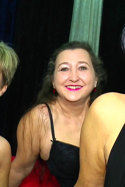 Islak amcıklı seksi ve güzel Alman sürtükler büyük amatör grup sekste değiş tokuş yapmak için bir sürü büyük yarak almaya hevesli