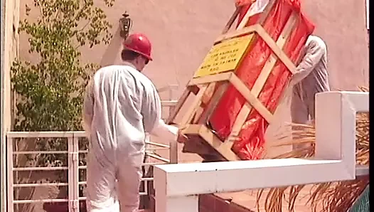 Adam sarışın bir oyuncak bebeği cinsel zevki için kullanmasını emrediyor.