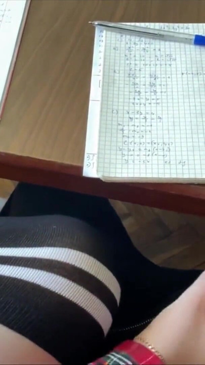 Kız öğrenci yine matematik dersinde masanın altında elle muamele ve hatta biraz ayakla muamele. Okulda. | Klip 1