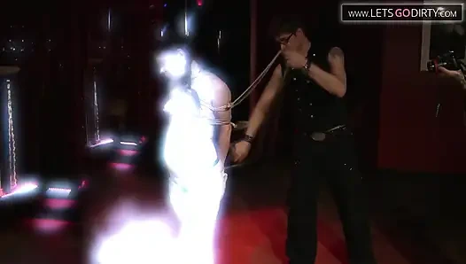 Ateşli kız bağlanıyor ve ceza olarak asılıyor