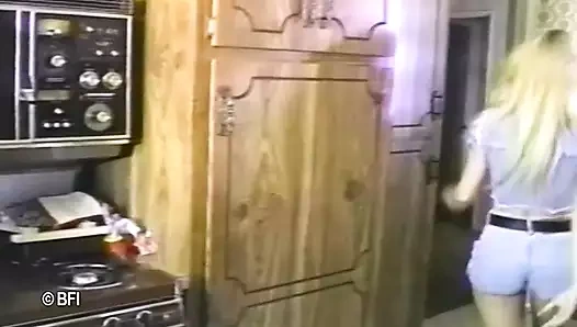 Birden fazla itaatkar kız ustasından ders alıyor.