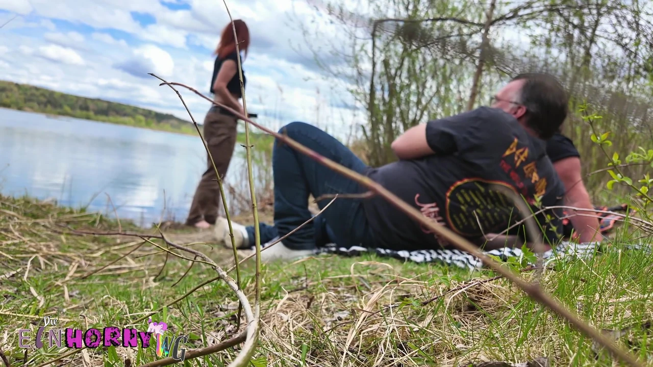 Máy bay bà già nghiệp dư đụ và xuất tinh vào miệng tại hồ - Mona từ EinHorny-WG