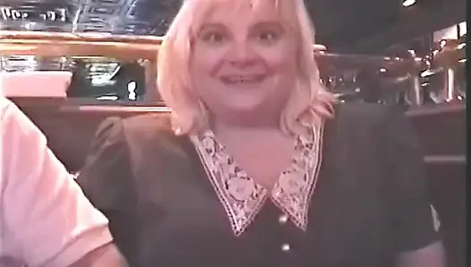 Sarışın orta yaşlı seksi kadın kalın yarağı emiyor ve sonra sert biniyor