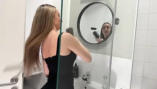 Süper etekli inanılmaz güzel üniversiteli kız banyoda götünü gösteriyor