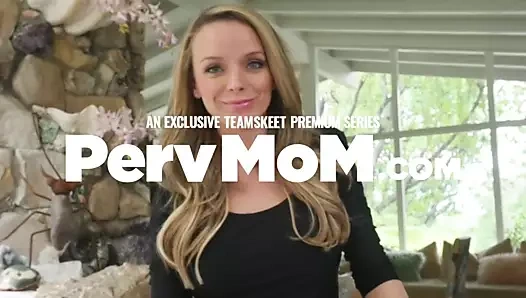 Büyük kıçlı üvey kızlar bazı seksi mayoları koymak