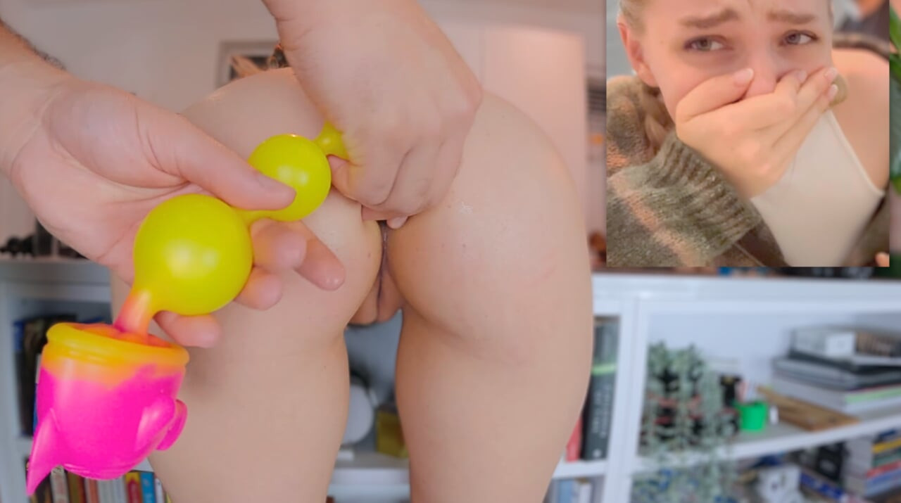 Sıkı götünden anal boncuklar çekiyor ve sonra onu 2 setle dolduruyor (Sinnovator'dan boncuklar)