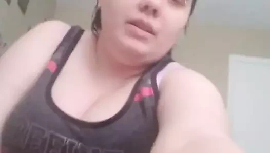 Exposed aptal sürtük michelle kuş onu kedi ile oynuyor