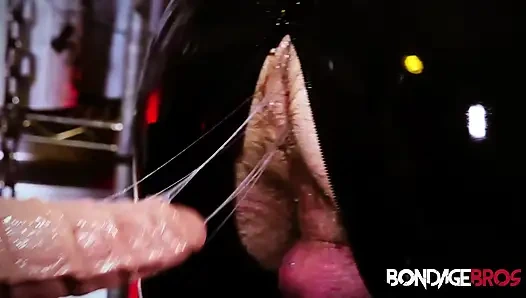 Bondagebros Ryan Sebastian yarağını sokmadan önce dildoyla Devin Francos'un götüne sokuyor