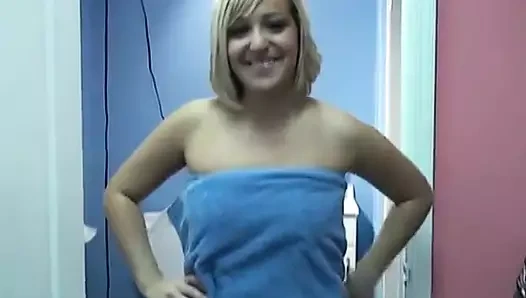 Sevimli duş yapan sarışın amcığını ve tombul götünü ıslatıyor