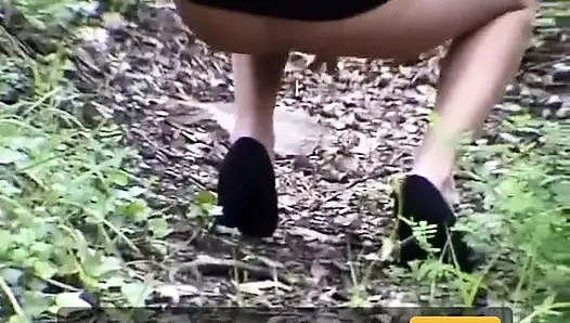 Yavru kedi açık havada işiyor