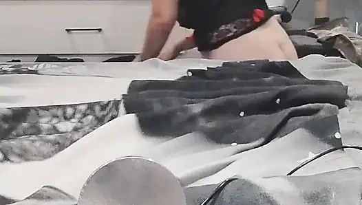 Amcığımı esneten sikiş makinemin arkasında bakış açısı