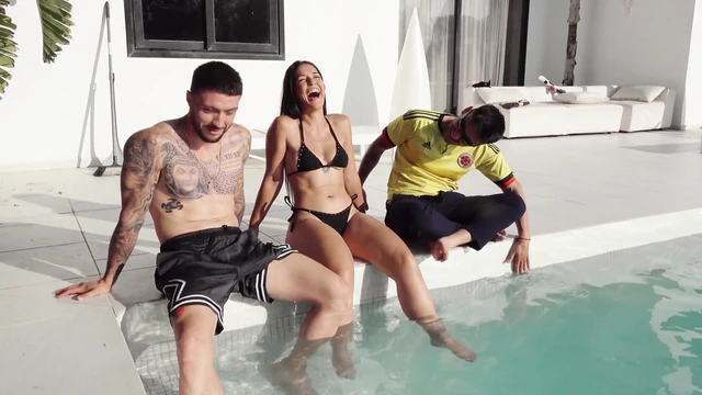 Nuria Millan Havuzda Çift Penetrasyon