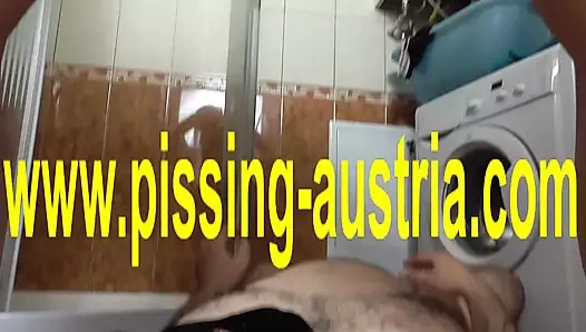 Prenses Nicole kölelerin ağzına işiyor