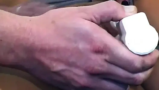Fışkırtmalı olgun sarışının amcığı genişliyor ve damlatıyor