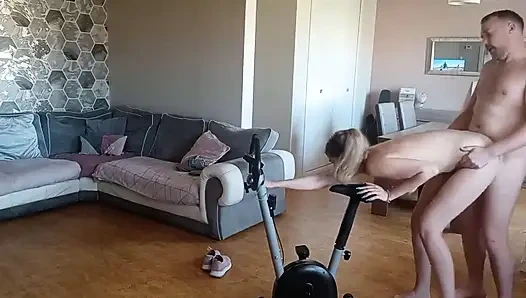 Taytlı Çekici Eş Spor Bisikletinde Köpek Stilinde Sevişildi Ve Büyük Yüz Bakımı Yaptı