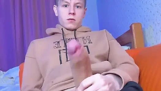 Ebeveynler evdeyken büyük yarağımı olabildiğince sessizce okşuyor